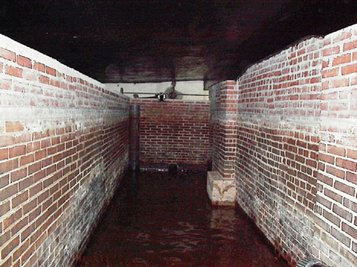 Alt und überdimensioniert: Den alten Kaltwasser-Tiefspeicher unter der 50-Meter-Halle will die Stadt außer Betrieb nehmen.