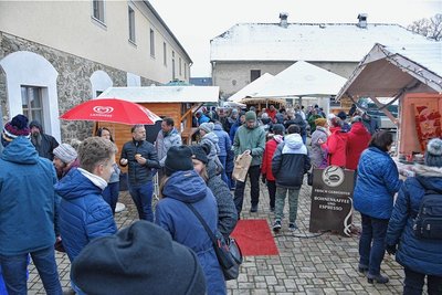 Beim Wichtelmarkt in Planschwitz herrschte im und vor dem Rittergut am Wochenende großer Besucherandrang. 