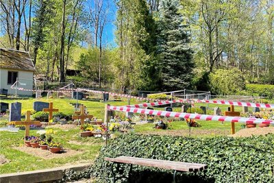 Einsturzgefährdete Gräber auf dem Friedhof Waschleithe werden verfüllt.
