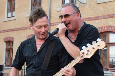 Formidable Vorband mit Null-Show-Konzept: Sänger Oliver Glas (rechts) und sein Bassisten-Bruder Sören von der Band Voice aus Markneukirchen.