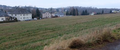 Noch ist es eine landwirtschaftlich genutzte Fläche - das Areal des künftigen Wohngebietes an der Lugauer Straße. Im Hintergrund ist die Concordiahalde zu sehen, daher rührt auch der Name: "Wohngebiet Concordiablick". 