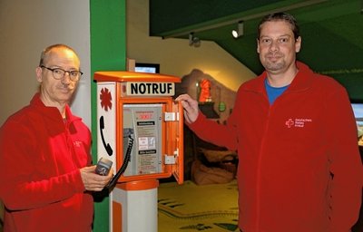 André Uebe (links) und Mirko Gutschick haben die neue Sonderausstellung aufgebaut. Telefone stehen im Mittelpunkt. 