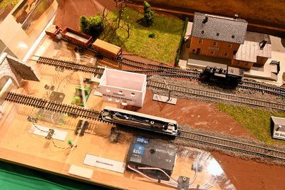 Dieses Stück Modellbahn bietet Einblick in das Innenleben von Anlage und Lok.