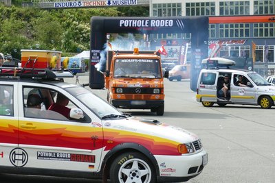 Zu den außergewöhnlichen Gefährten gehörte auch dieses Baufahrzeug.