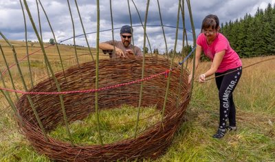 Die ersten Kunstwerke für das zehnte Land-Art-Festival am Wochenende in Königsmühle entstehen bereits. Eins von ihnen gestalten Ondrej Koudelka und Jana Koudelkova. 