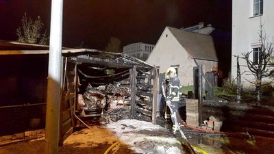 In der Nacht zu Freitag brannte ein Schuppen an der Chemnitzer Straße komplett aus.