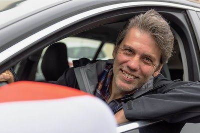 Die Außenspiegel seines Autos zeigen es: Hier kommt ein Ungarn-Fan. Kein Wunder, denn Fahrer László Varga ist gebürtiger Ungar und seit Jahren einer der Publikumslieblinge im hiesigen Theater. 
