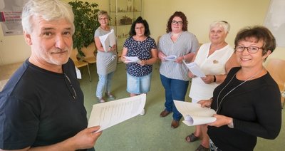Axel Poike probt unter anderem mit Anja Siegert, Jana Hinkel, Magda Preißler, Heidemarie Kretzschmar und Maria Hofmann (v.l.). 