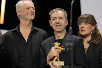 75. Berlinale: Von stillen Beobachtungen und unerwarteten Gewinnern - Der norwegische Regisseur Dag Johan Haugerud (Mitte) freut sich über den Goldenen Bären für den besten Film „Drømmer“ bei der Berlinale-Abschlussgala.