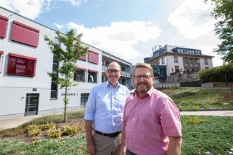 75 Jahre Bethanien in Plauen: Wie sich das kleine, feine Fachkrankenhaus für die Zukunft aufstellt - Das Bethanien Fachkrankenhaus in Plauen: Vor 75 Jahren begann dort der Krankenhausbetrieb, seit 30 Jahren ist Bethanien der Träger. Wichtig ist jetzt der Blick nach vorn. Der Theologische Geschäftsführer Michael Veihelmann und Betriebsdirektor Andreas Lehr (von links) sind offen für Kooperationen, um die Versorgung zu stärken.