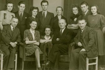 75 Jahre "Foto Augsten" in Meerane: Seniorchef lernte noch beim Sohn des Fürstlichen Hoffotografen - Die Belegschaft des Ateliers von Hoffotograf Heinrich Fritz junior in Greiz im Jahr 1946: Herbert Augsten ist in der hinteren Reihe der Zweite von links, sein Bruder Walter Augsten der Zweite von rechts, Vater Alfred Augsten sitzt in der vorderen Reihe rechts, links neben ihm der Hoffotograf Heinrich Fritz junior. 