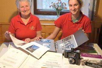 75 Jahre Freiberger Fotofreunde: Was eine 26-jährige Fotografin von ihrer Oma gelernt hat - Bilder, Bilder, Bilder: Petra Irmer und Enkelin Katharina Leist sind Mitglieder der Freiberger Fotofreunde.