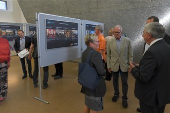 75 Jahre Grundgesetz: Freiberg feiert mit Vernissage und Demokratiefest - Im Bergarchiv Freiberg wurde am Donnerstag die Ausstellung „Gelebte Demokratie“ eröffnet, im Bild vorn TU-Rektor Klaus-Dieter Barbknecht (r.) und Museumschefin Andrea Riedel (l.).