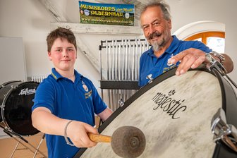 75 Jahre Musikkorps: Musik vereint Generationen im Erzgebirge - Alexander Köhler spielt unter Anleitung von Gerd Reichel (v. l.) auf einer Konzerttrommel.