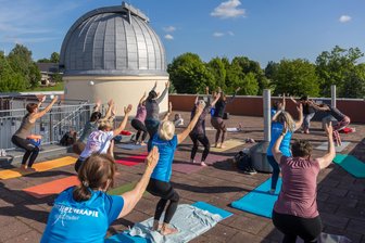 75 Jahre Sternwarte Rodewisch: Was jeder Planetengucker wissen will - Die Sternwarten-Crew ist für auch für Neues offen. Ein Yoga-Kurs fand im Jubiläumsjahr dort statt, wo sonst Gäste Planeten, Mond- und Sonnenfinsternisse beobachten.