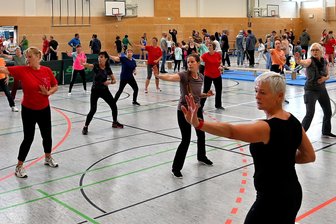 75 Jahre SV Turbine Frankenberg: Viel Bewegung und zwei tierische Überraschungen für die Vereinschefin - Turn-Abteilungsleiterin Birgit Schiemann (v. r.) lud beim Vereinsgeburtstag zur Aerobic-Einheit ein. Bei der Feierstunde fand sie viele lobende Worte für die Vorsitzende Karin Lohfink, die geehrt wurde.