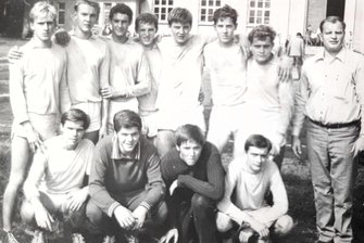 75 Jahre ZHC Grubenlampe: Ein Leben für den Handball - Als Trainer gelangen Claus Pulver (rechts) zahlreiche Erfolge. Das Foto zeigt ihn mit dem Zwickauer Team, welches 1968 gegen die BSG Wismut Aue den Bezirksmeistertitel auf dem Kleinfeld errang.