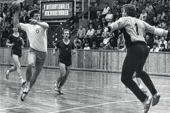 75 Jahre ZHC Grubenlampe: Ein Zwickauer Unentschieden für die Ewigkeit - Jörg Grüner - das Foto zeigt ihn beim Torwurf im Auswärtsspiel im Januar 1987 in Karl-Marx-Stadt - gehörte zum Oberliga-Team der BSG Grubenlampe Zwickau, das im Herbst 1986 dem Serienmeister SC Magdeburg sensationell ein Unentschieden abtrotze.