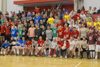 75 Jahre ZSG Horch: Turnier vereint Fußball-Generationen - Großes Klassentreffen am Sonntag in der Sporthalle Neuplanitz: Vor Beginn des Turniers stellten sich die Spieler aller acht Mannschaften gemeinsam mit den Ehrengästen und einem Teil der aktuellen FSV-Regionalliga-Mannschaft (links in roten Jacken) zum Erinnerungsfoto.