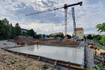 75 Lkw Beton für das neue Pflegeheim - In dieser Woche wurde die Bodenplatte für den ersten Gebäudeteil der neuen Zschopauer Seniorenpflegeresidenz fertiggestellt. 75 Laster waren nötig, um den erforderlichen Beton anzuliefern. 