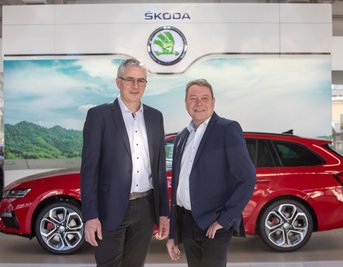 Zwei alte Hasen, zwei seit Langem Bekannte: Thomas Keller übernimmt von Winfried Wolf (rechts) das Skoda Autocenter Plauen Süd. 