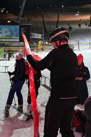 Wenn ein Bergaufabschnitt ansteht, zieht die Sportler ihre Synthetikfelle auf die Ski.