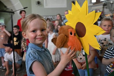 Die Kita in Albernau heißt „Sonnenblume“. Beim Festakt in der Kirche in Albernau (im Bild die fünfjährige Alma Teubner aus Zschorlau) durfte die Blume natürlich nicht fehlen.