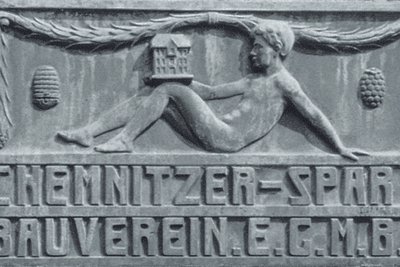 Bronzetafeln an Häusern erinnern noch an das Wirken des SBV.