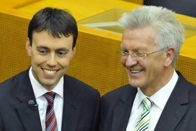 Der Spitzenkandidat der baden-württembergischen Grünen, Winfried Kretschmann (r.), und der SPD-Spitzenkandidat Nils Schmid stellen sich in Stuttgart im Plenarsaal des Landtags der Presse. Kretschmann dürfte der erste grüne Ministerpräsident in einem Bundesland werden.