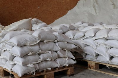 Diese Sandsäcke, die derzeit im Salzlager des Bauhofes der Stadt eingelagert sind, dienen im Notfall zur Sicherung der kommunalen Infrastruktur.