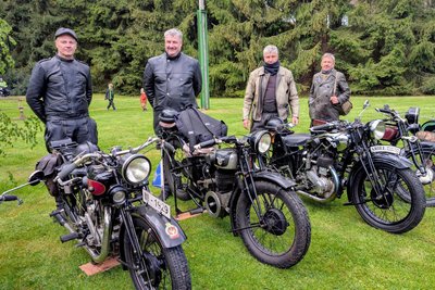Tino Räppel (2.v.l.) mit seinen Motorrad-Kumpels und ihren Motorrädern.