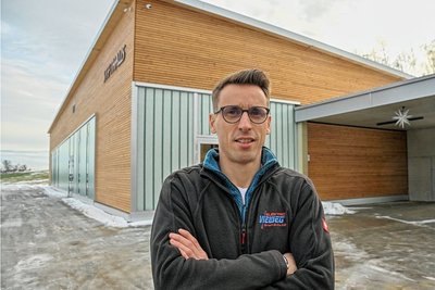 Geschäftsführer Martin Vieweg vor dem neuen Ausbildungszentrum von Elektro Vieweg in Chemnitz. 