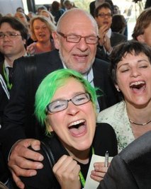 Die Landtagswahl in Baden-Württemberg hat einen historischen Machtwechsel gebracht: Grüne und SPD erzielen gemeinsam die Mehrheit; die CDU muss nach fast 58 Jahren in die Opposition.