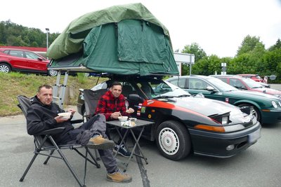 Für Markus Weißenborn (links) und Martin Tanne ist den kommenden fünf Tagen das Auto samt Dachzelt ihr Zuhause.