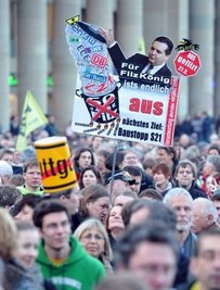 Bei der Wahlparty von den Gegnern des Bahnprojekts Stuttgart 21 in Stuttgart feiern die Menschen die Abwahl der Regierung. Mehrere tausend Bürger feierten nahe des Landtags eine "Mappschiedsparty".