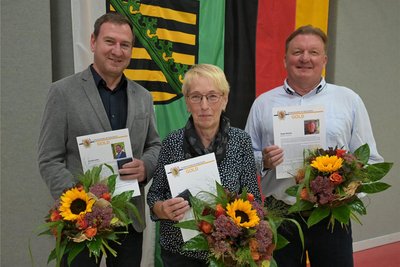 Haben die Verdienstmedaille in Gold verliehen bekommen (v. l.) Tim Schneider, Ramona Roth und Holger Wachtel.