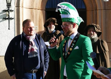 Der Vorsitzende des 1. GCC, Yannic Cyffka, stellte Bürgermeister Knut Schreiter vor eine schwere Aufgabe. 