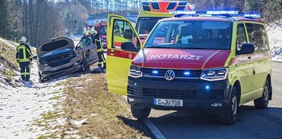 Nach der Karambolage auf dem Autobahnzubringer Aue sind Rettungsdienst, Polizei und Feuerwehr zum Einsatz gekommen. 