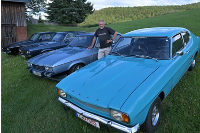 Bei einem Ford Capri ist es nicht geblieben. Inzwischen hat Diethardt Behrendt sechs der Kultautos in verschiedenen Garagen. Fürs Foto hat er vier fahrbereite Modelle rausgeholt.