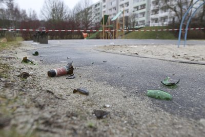 Vandalen haben auf dem Spielplatz an der Plauener Dr.-Friedrich-Wolf-Straße Scherben verteilt.