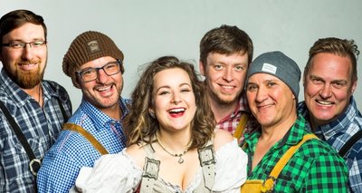 Biba aus Weimar bringt ihre Butzemänner mit zum Crimmitschauer Stadtfest und sorgt für gute Laune bei Livemusik. 