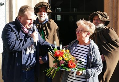 Neben der Faschingswette ist eine weitere Tradition, den Strumpforten zu verleihen. Der ging diesmal an Annelie Mai, die langjährige Leiterin einer häuslichen Alten- und Krankenpflege. 