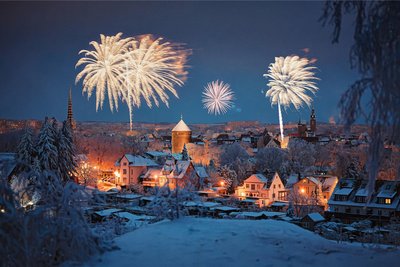 Silvesterfeuerwerk über Freiberg 2020/21, von der Alten Elli aus gesehen, in einer Fotomontage.