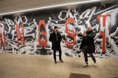 Künstler Tim Cierpiszewski (rechts) in seiner neuen Ausstellung - im Gespräch mit Vereinschef René Seifert.