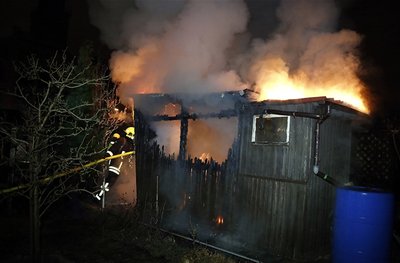In einer Kleingartenanlage am Humboldtplatz auf dem Sonnenberg  wurde eine Gartenlaube durch ein Feuer zerstört.