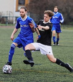 Während Markus Liebert (l.) und der SV Blau-Weiß Crottendorf einen rabenschwarzen Tag erwischten, lief für den VfB Annaberg II mit Jonas Nestler (r.) vieles nach Plan. Am Ende siegte der VfB deutlich mit 5:1. 