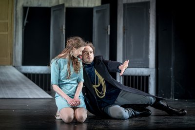 Nadja Schimonsky als Luise und Benedict Friederich als Adelssohn Ferdinand von Walter in Schillers "Kabale und Liebe". 