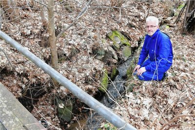 Tim Meyer an der Stelle nahe der Friedrich-August-Schmiede, wo der verdächtige Zylinder entdeckt wurde. 