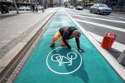 Neuer Radweg am Hauptbahnhof Leipzig. Ein intaktes Herz-Kreislauf-System beugt Hitzebeschwerden vor. Dafür braucht es Bewegung im Alltag, sagen Forscher. 