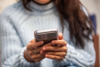 Je mehr ich sehe, desto weniger bleibt hängen. Je länger ich online bin, desto schwieriger fällt es mir, offline zu gehen, schreibt unsere Autorin.